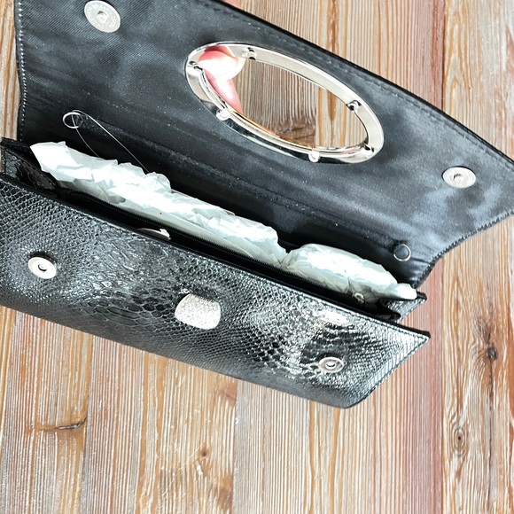 Elegant Black Bag with Dazzling Rhinestone Accents - Perfect for Prom - Picture 3 of 3